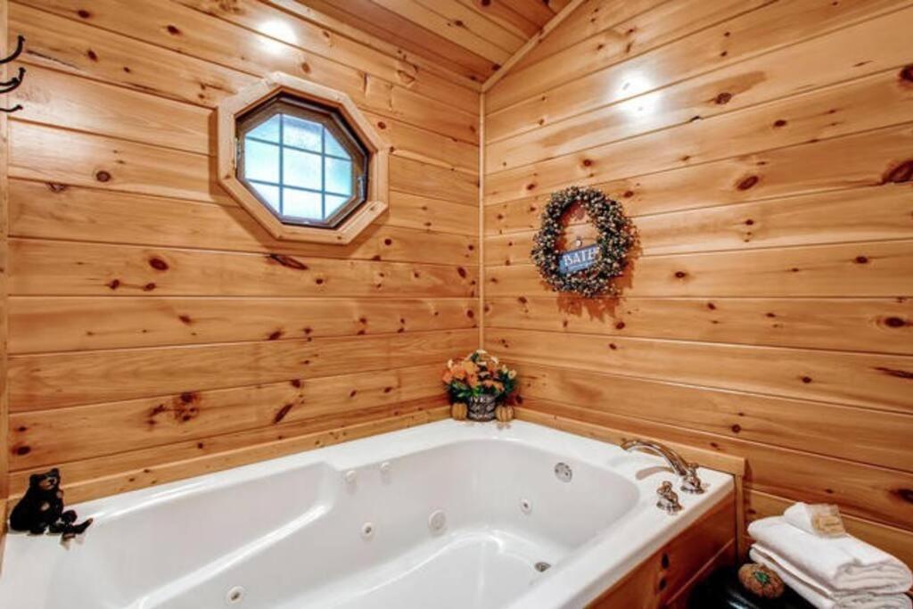 Villa Great Location Pool Table Hot Tub Gatlinburg Exterior foto